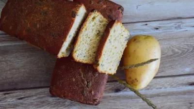 Spelt bread with seeds