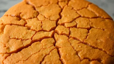 Zusammengefallener Kuchen mit Rissen.