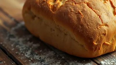 Frisch gebackenes Brot auf rustikalem Holztisch.