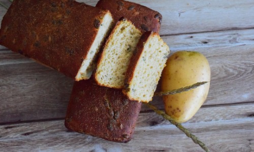 Spelt bread with seeds