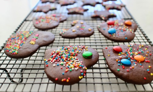 Baking with children: Colorful Smarties cookies